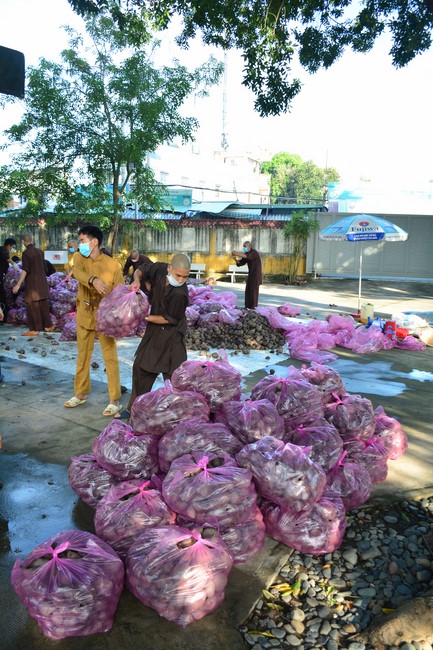 Continuing to support people in need in the Covid-19 pandemic of Hoang Phap Pagoda (series 2)